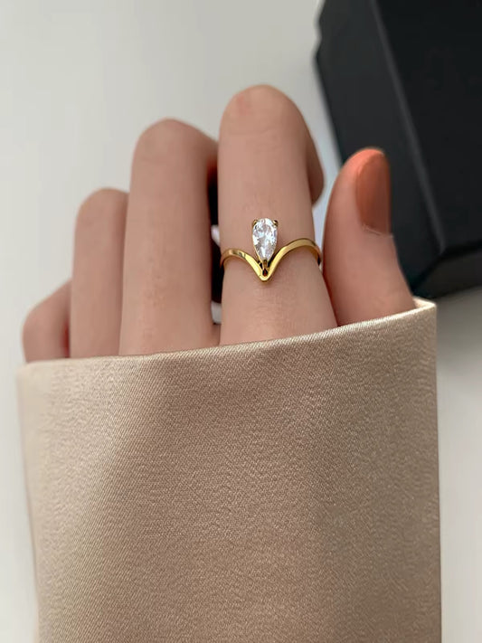 ANILLO DELICADO EN FORMA DE V   MINIMALISTA