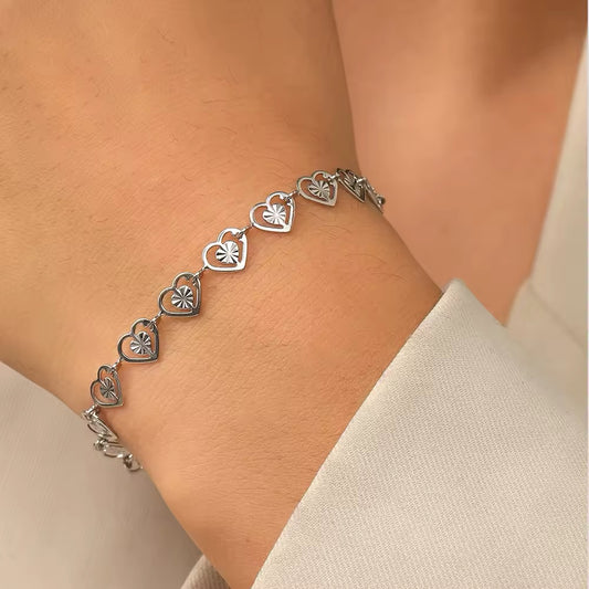 BRAZALETE CORAZONES ENLAZADOS HUECOS MINIMALISTAS