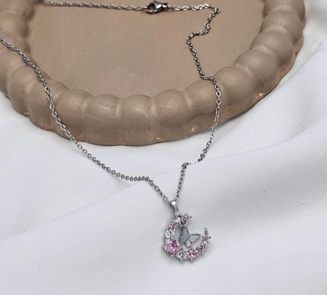 COLLAR ELEGANTE  LUNA ZIRCONIA Y MARIPOSA  CRISTALES INCRUSTADOS MINIMALISTA