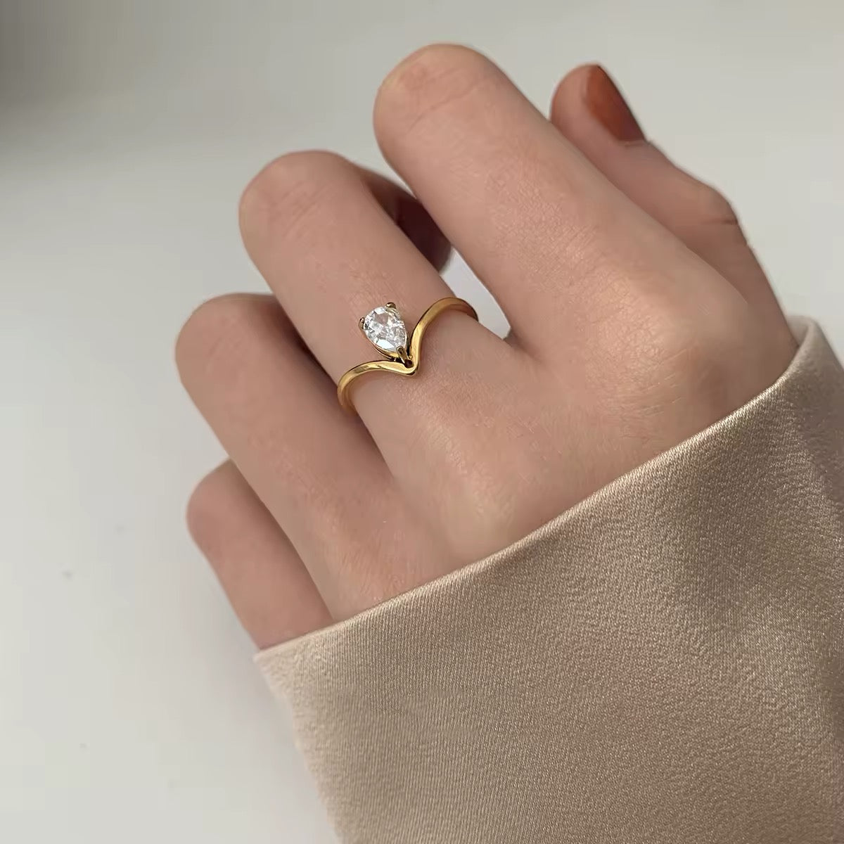 ANILLO DELICADO EN FORMA DE V   MINIMALISTA