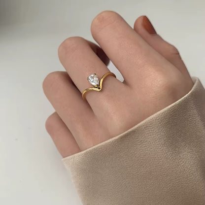 ANILLO DELICADO EN FORMA DE V   MINIMALISTA