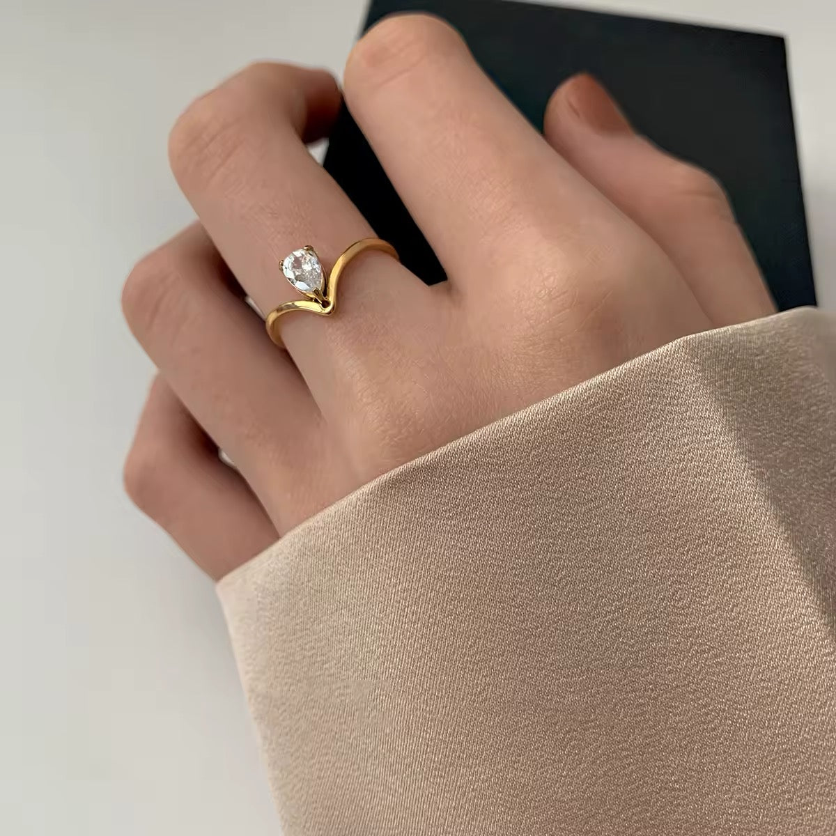 ANILLO DELICADO EN FORMA DE V   MINIMALISTA