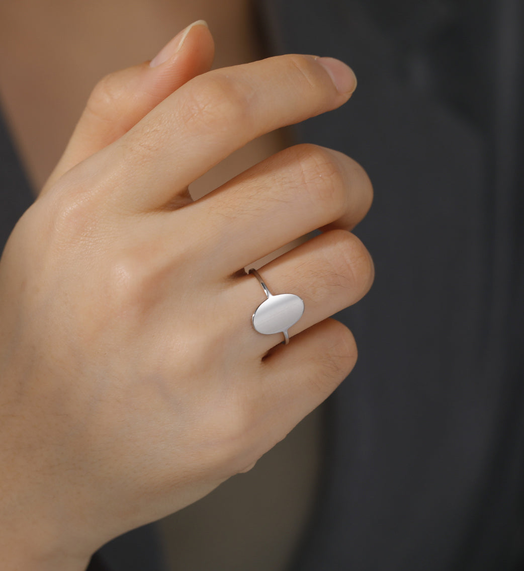 ANILLO PLACA OVALADA MINIMALISTA PERSONALIZADO