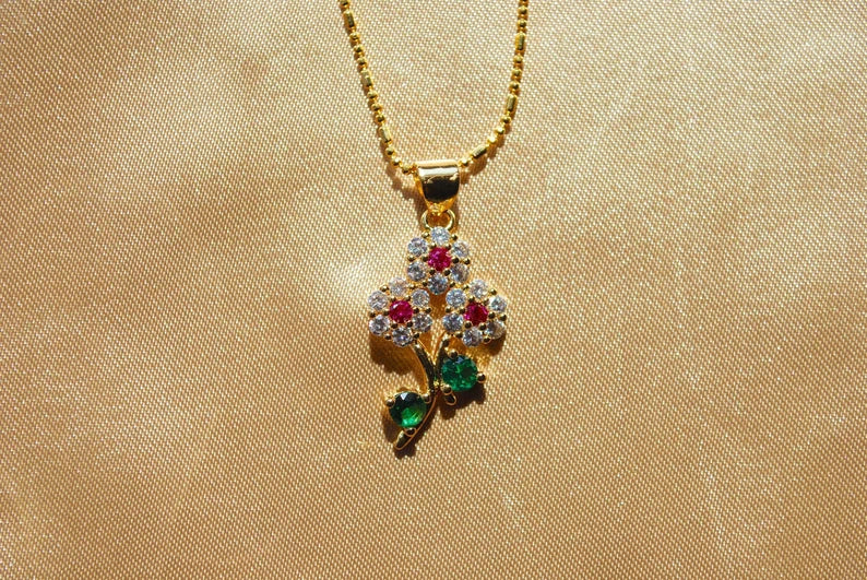 COLLAR RAMO DE FLORES  LIRIOS CRISTALES MINIMALISTA ELEGANTE