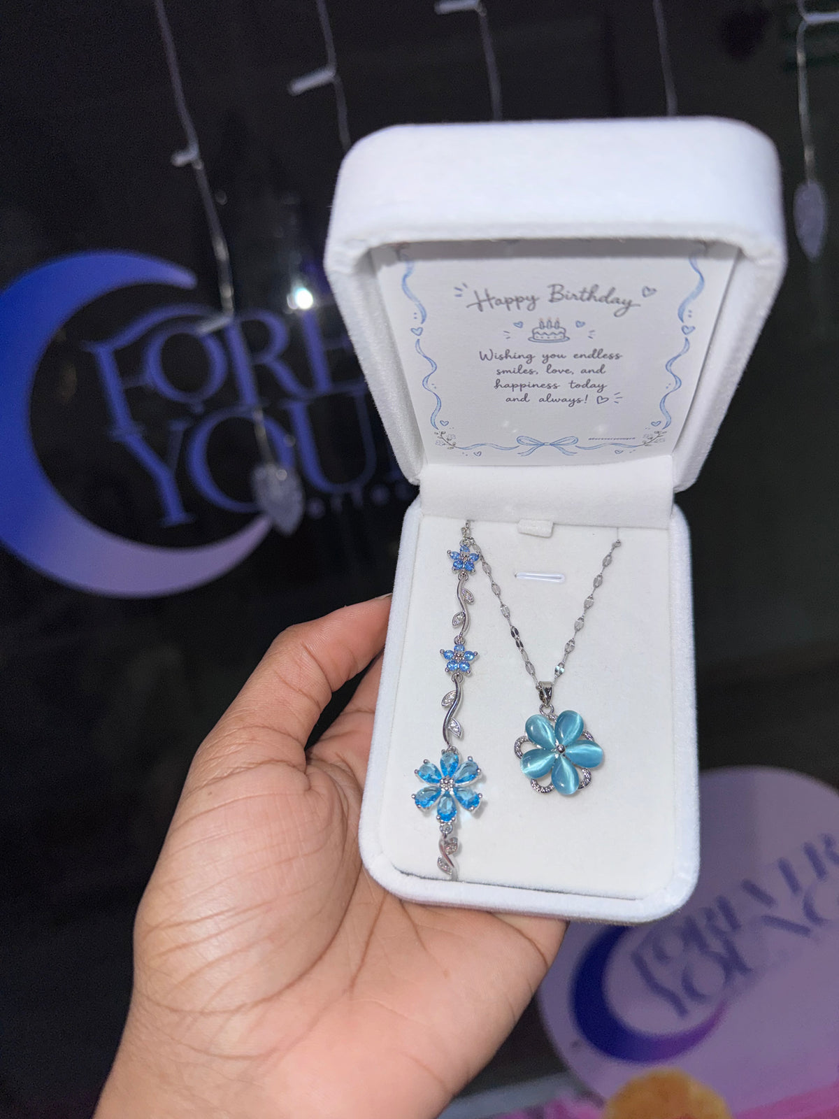 COLLAR FLOR AZUL CELESTE  CRISTALES INCRUSTADOS GIRATORIA ANTIESTRES
