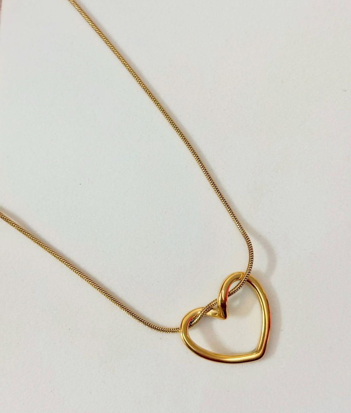 COLLAR Y ARETES CORAZÓN HOLLOW ELEGANTE