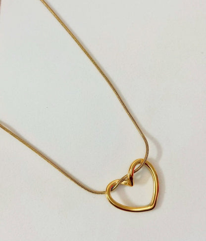 COLLAR Y ARETES CORAZÓN HOLLOW ELEGANTE