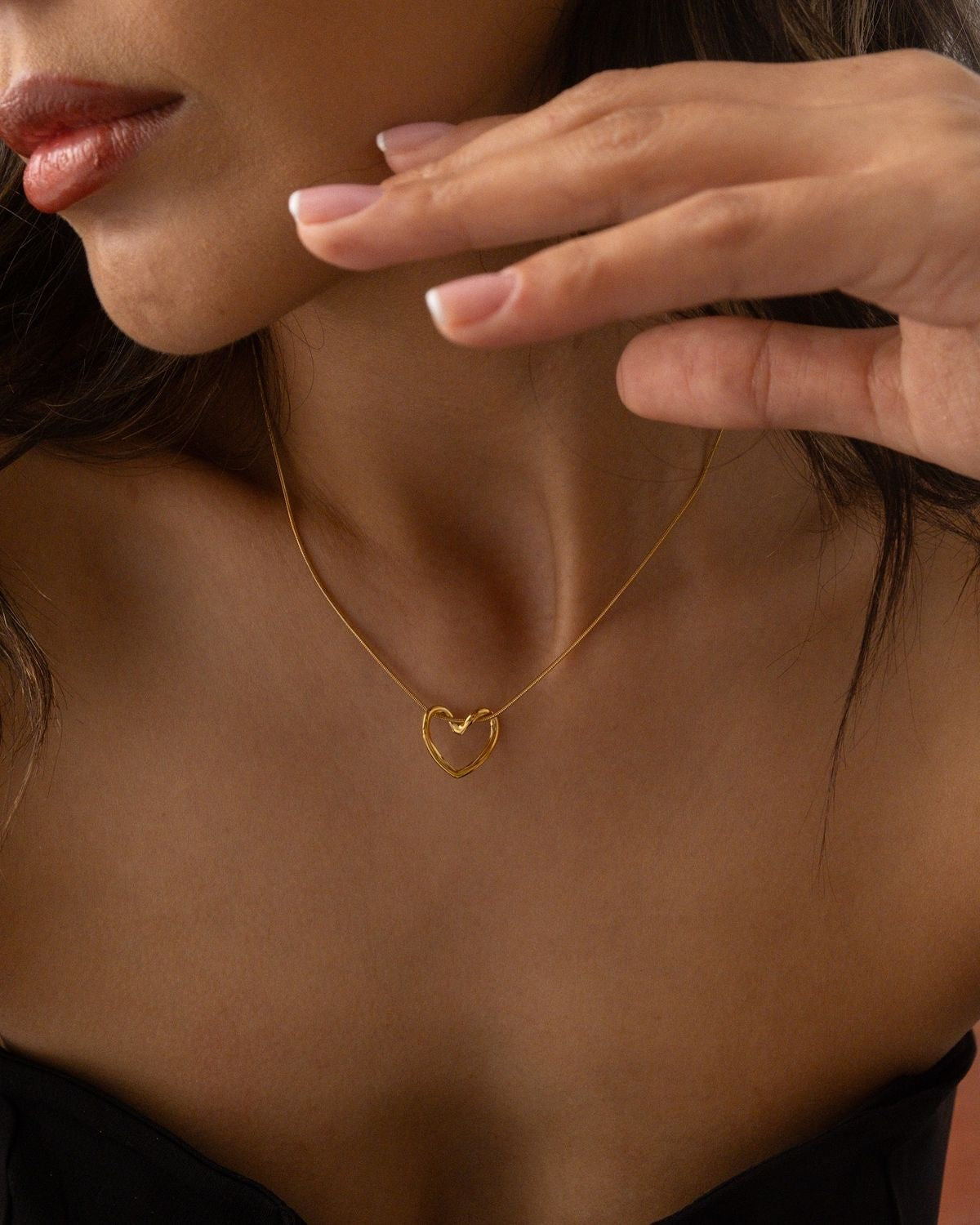 COLLAR Y ARETES CORAZÓN HOLLOW ELEGANTE