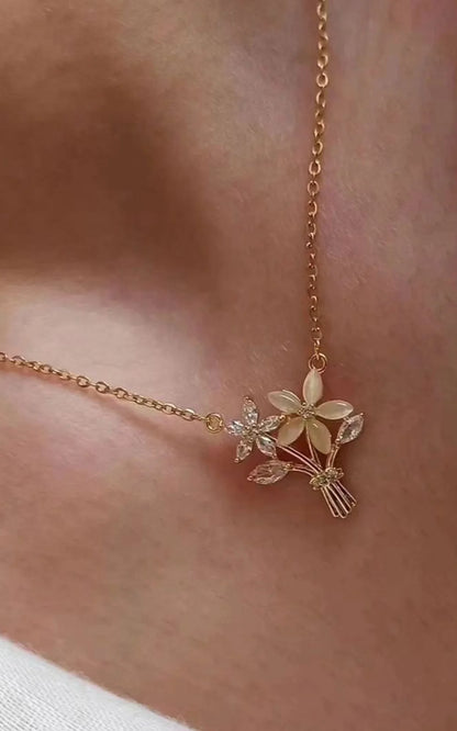 COLLAR RAMO DE FLORES  LIRIOS CRISTALES MINIMALISTA ELEGANTE
