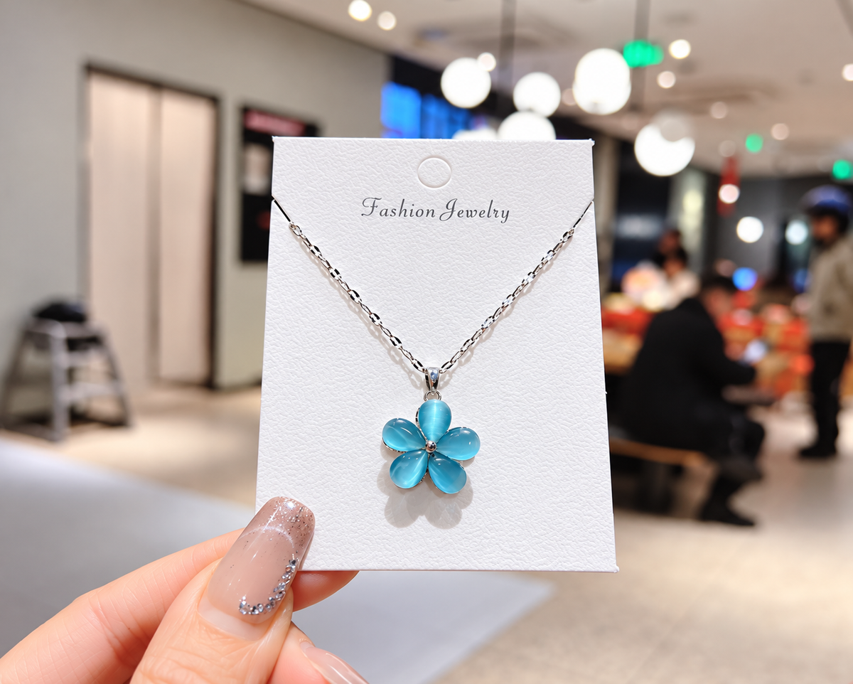 COLLAR FLOR AZUL CELESTE  CRISTALES INCRUSTADOS GIRATORIA ANTIESTRES