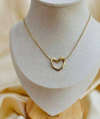 COLLAR Y ARETES CORAZÓN HOLLOW ELEGANTE