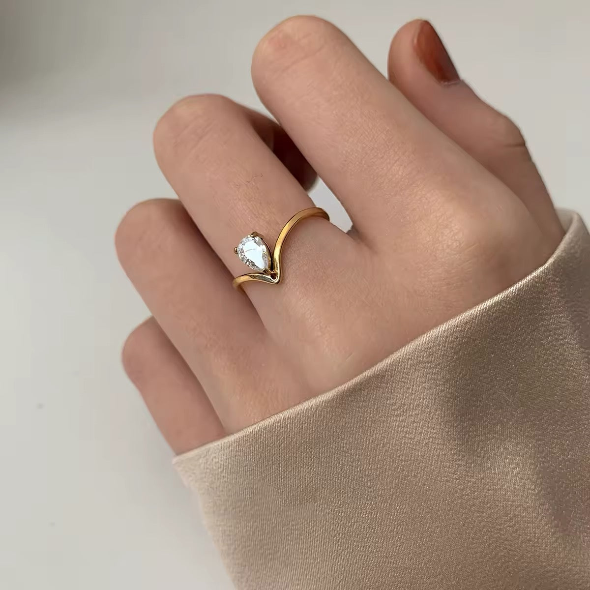 ANILLO DELICADO EN FORMA DE V   MINIMALISTA