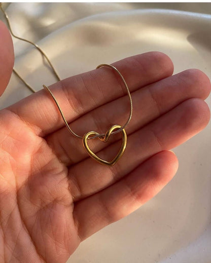 COLLAR Y ARETES CORAZÓN HOLLOW ELEGANTE