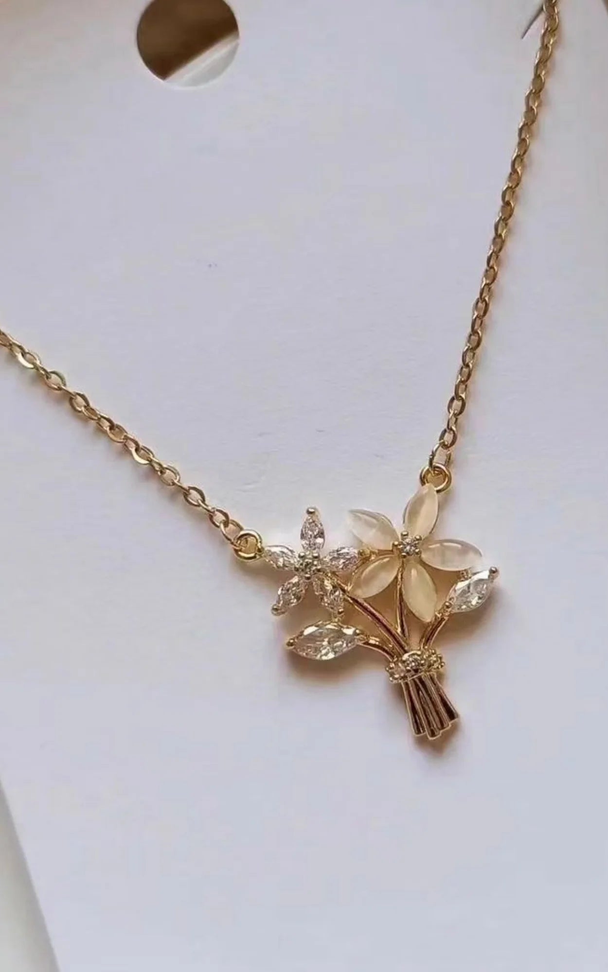 COLLAR RAMO DE FLORES  LIRIOS CRISTALES MINIMALISTA ELEGANTE