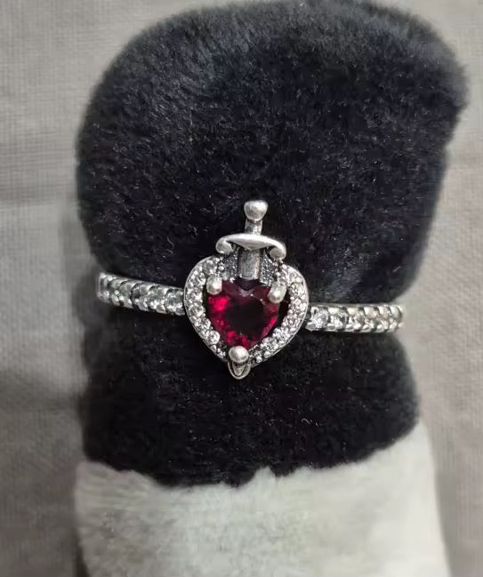 ANILLO CORAZÓN MINIMALISTA CON ESPADA ESTILO PANDORA