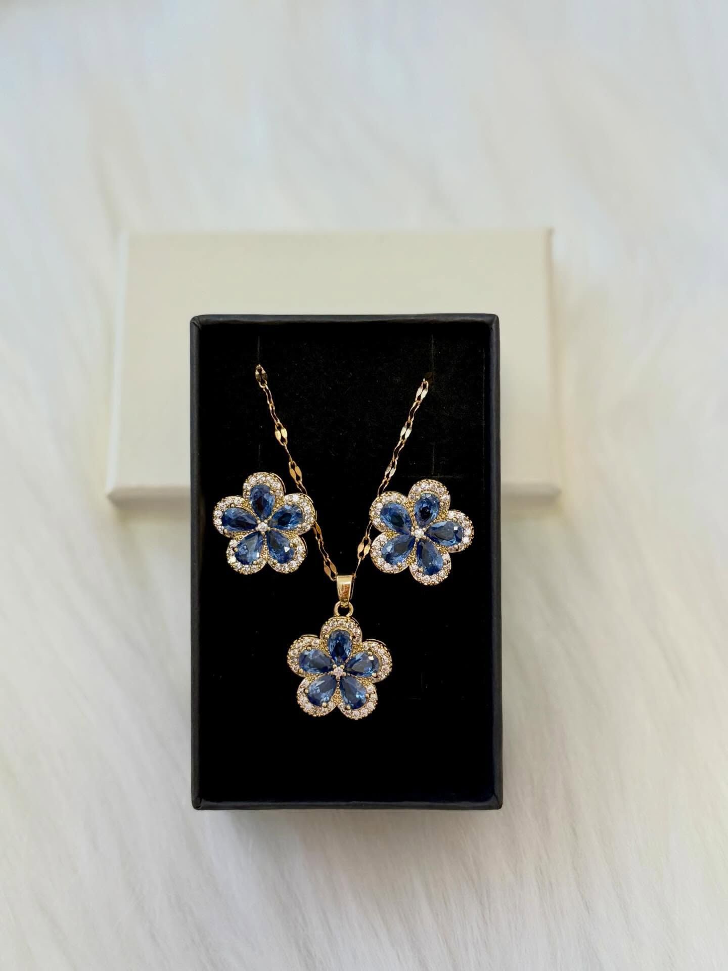 COMBO SET COLLAR FLOR EN CRISTALES FEMENINA  ELEGANTE