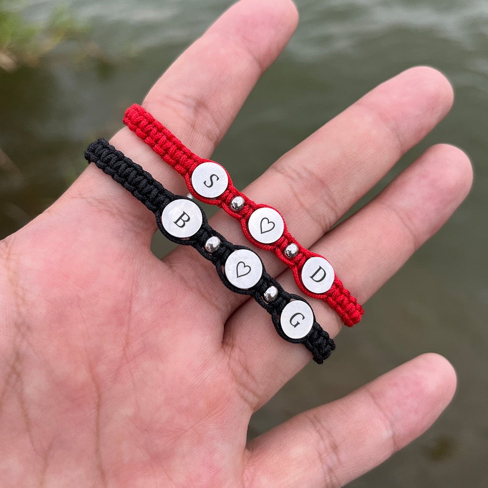 BRAZALETES LETRAS E INICIALES A JUEGO PLACA  PERSONALIZADA MINIMALISTAS PAREJA