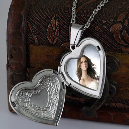 COLLAR CORAZÓN GRANDE  CON DISEÑO MARCO DE FOTOS