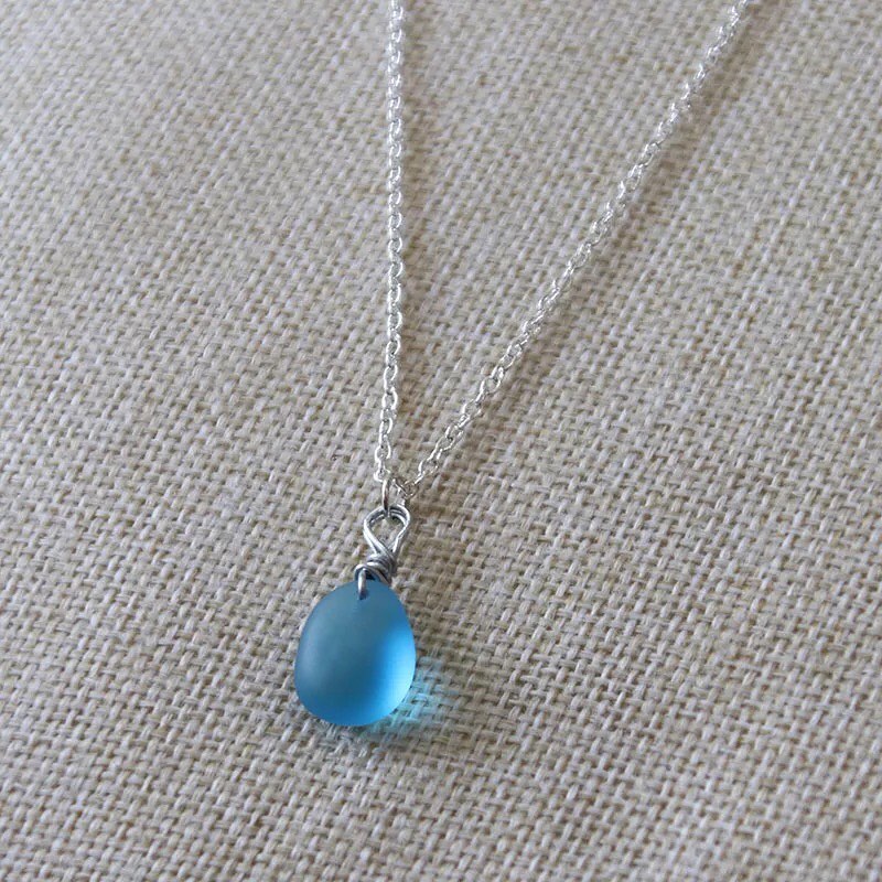 COLLAR EN FORMA DE LÁGRIMA
