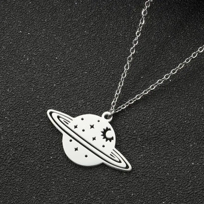 COLLAR  DIJE SATURNO CELESTIAL  DISEÑO ÚNICO