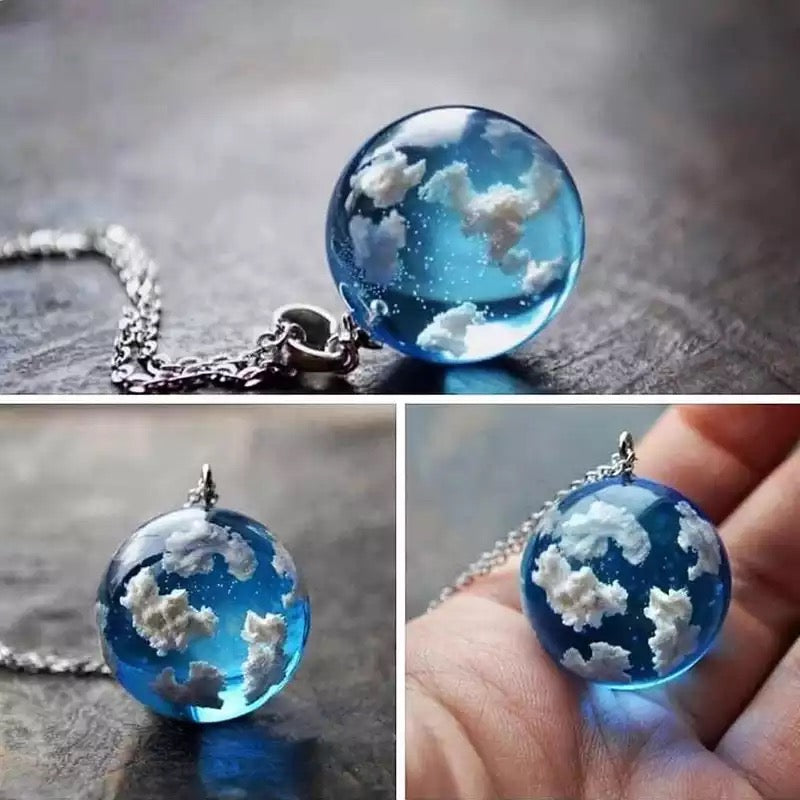 COLLAR CIELO AZUL CON NUBES 3D