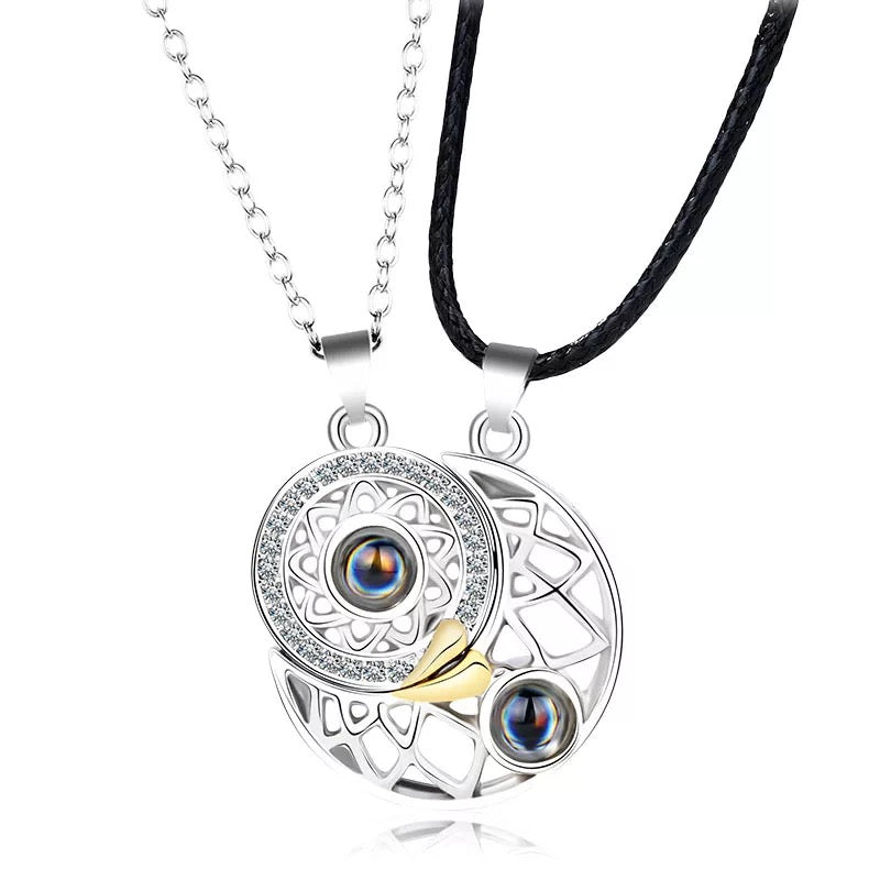 COLLARES MAGNÉTICOS DE IMÁN SOL & LUNA REFLEJAN TE AMO EN 100 IDIOMAS