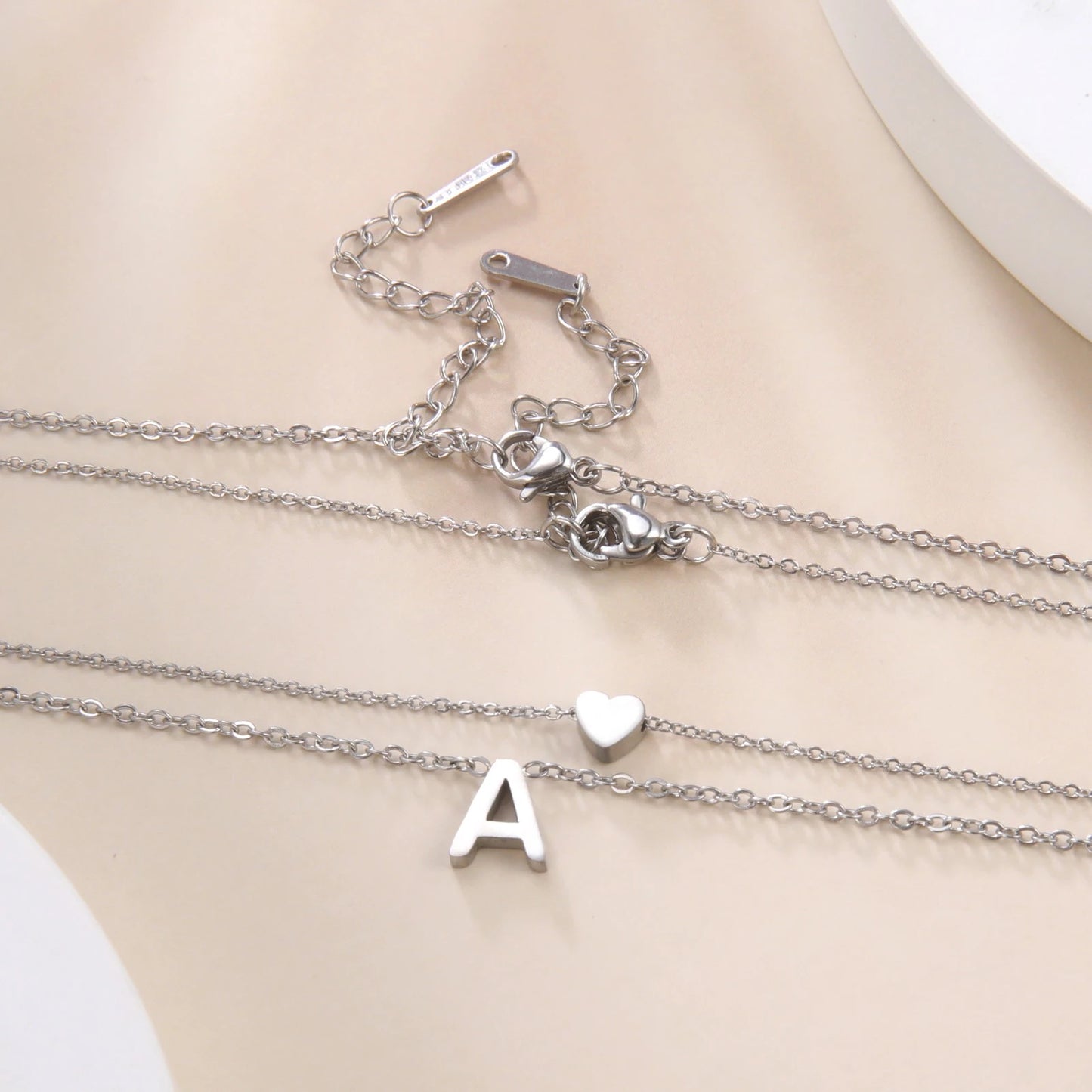 COLLARES  DIJES CORAZÓN E INICIALES MINIMALISTA