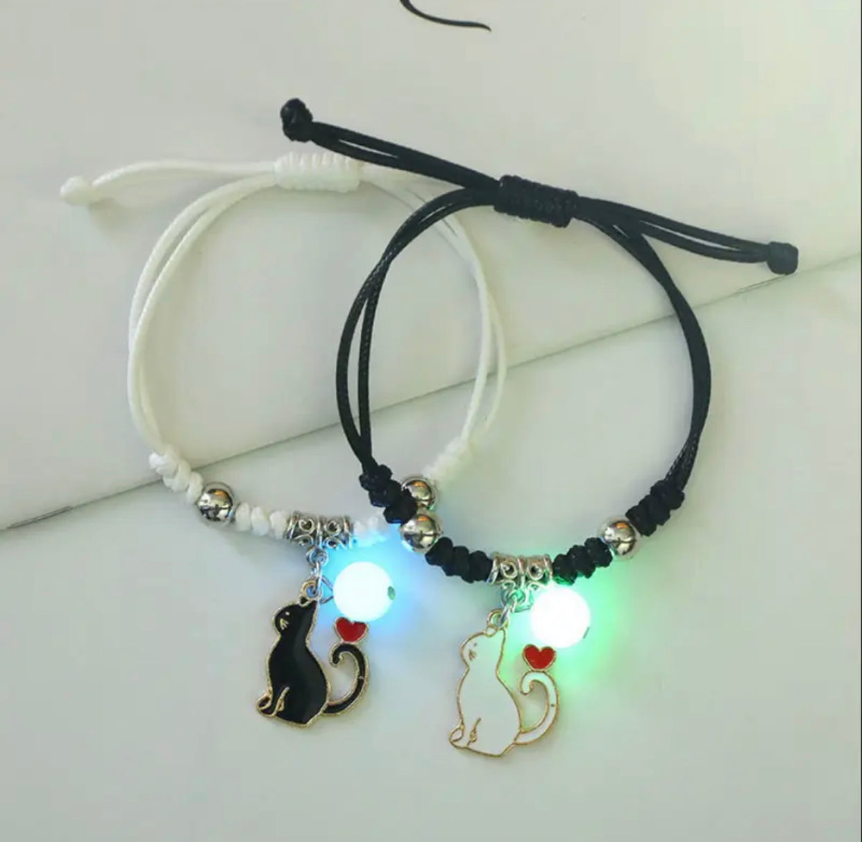 PULSERAS DE PAREJA BRILLA EN LA OSCURIDAD KAWAII CON EXHIBIDOR