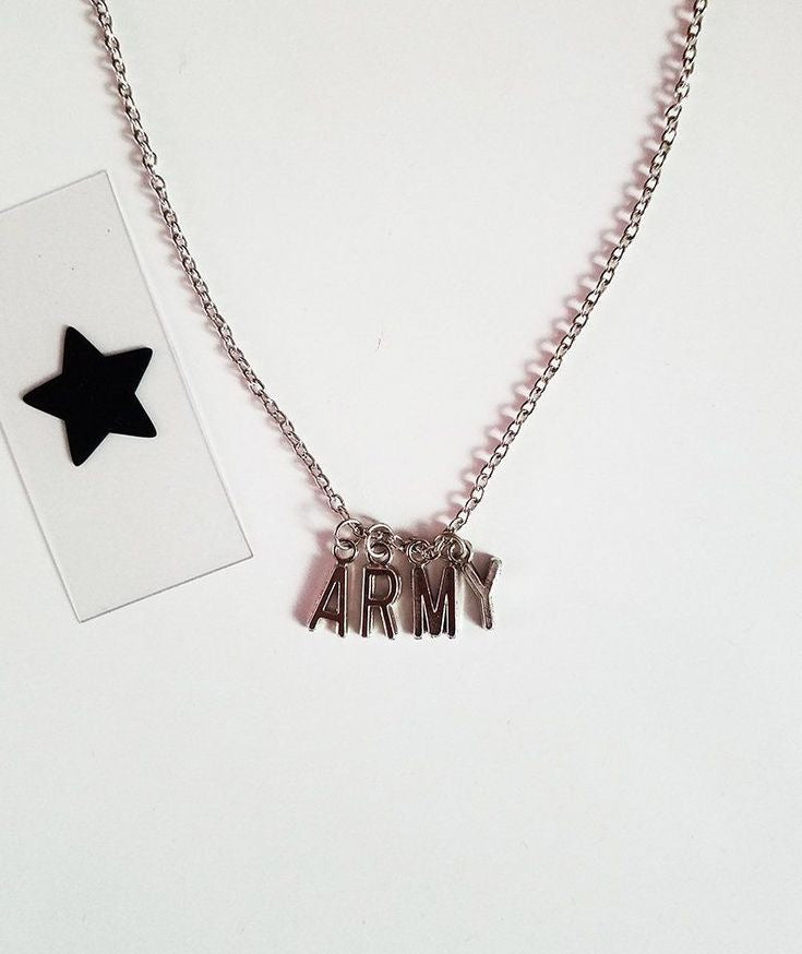 COLLAR MINIMALISTA DIJE ARMY BTS