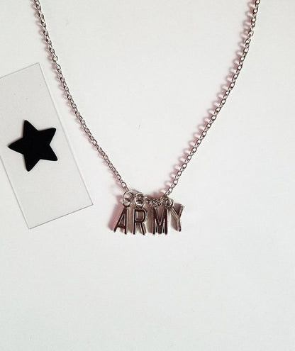 COLLAR MINIMALISTA DIJE ARMY BTS