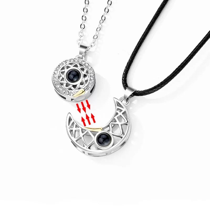 COLLARES MAGNÉTICOS DE IMÁN SOL & LUNA REFLEJAN TE AMO EN 100 IDIOMAS