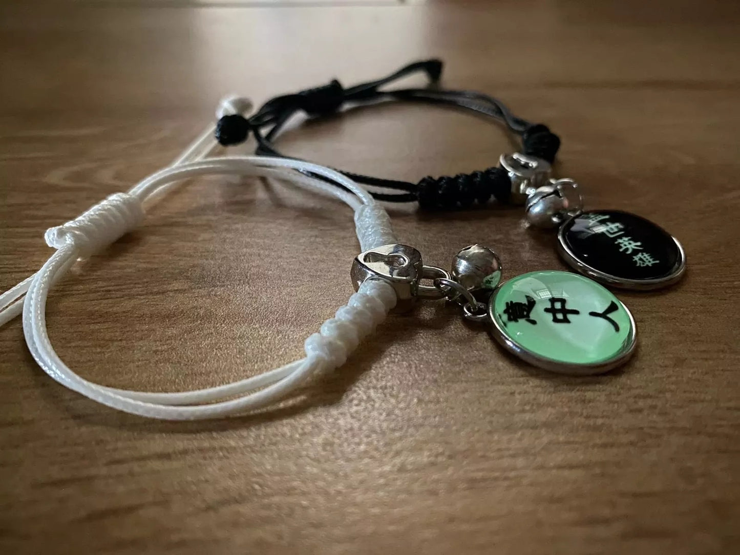 PULSERAS DE PAREJA BRILLA EN LA OSCURIDAD KAWAII CON EXHIBIDOR