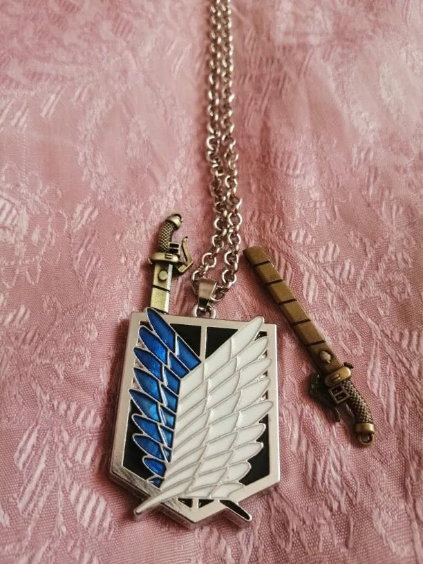 COLLAR TITÁN ATTACK ANIME CON ESPADAS DIJE GRANDE